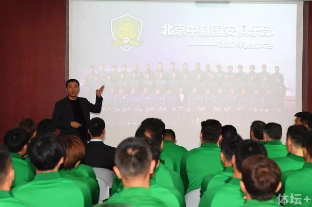 我们试图给他们施加很大压力，但他们有很高的水平，所以有时他们还是能把球传出去。